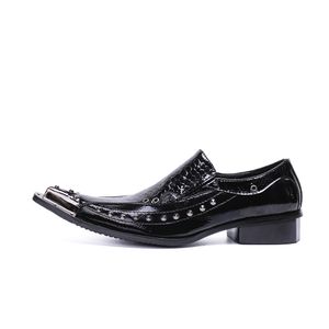 Business Style Rivets Men Dress Shoes Moda Man Sapatos de couro Sapato Male Oxfords Sapato de casamento