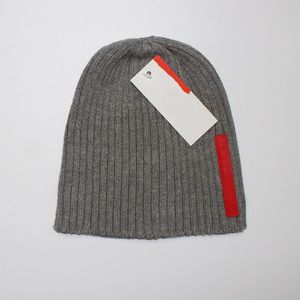 Nuovi uomini invernali Cappello lavorato a maglia Marca Cappelli caldi Designer Berretti in maglia Cotone Casual Colori rossi Beanie Regalo di Natale