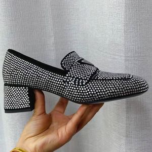 Scarpe da donna con tacco medio grosso alla moda 2022 con cristalli da donna firmati eleganti sandali con punta tonda e cinturino alla caviglia