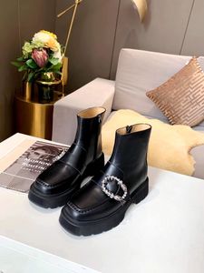 2021 새로운 유럽 패션 여성의 마틴 부츠 특허 가죽 다이아몬드 버클 디자인 플랫 바닥 지퍼 오픈 여성 신발 크기 35-40
