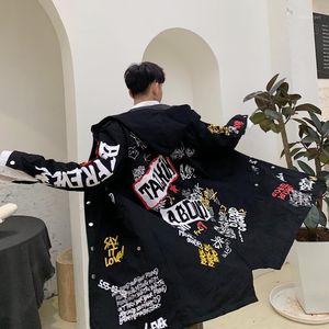 Trench da uomo Giacca con stampa di lettere e cappotto di graffiti per uomo Hip Hop Abbigliamento autunnale Cappotto lungo di moda Harajuku con giacca a vento con cappuccio
