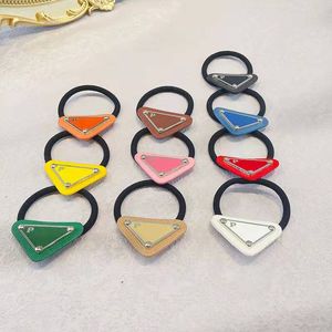 Suporte de rabos de cavalo de luxo Moda para mulheres Designers de letras triangulares invertidas Jóias Personalidade da moda Presilha de cabelo