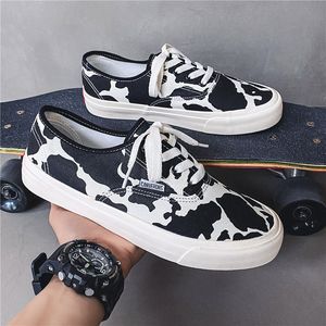 Scarpe di tela con stampa di mucca alla moda Sneakers da uomo Scarpe vulcanizzate casual Scarpe da ginnastica da uomo stampate con animali resistenti all'usura