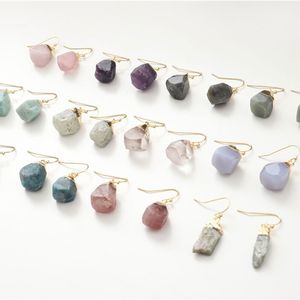 Kreativ oregelbunden olika naturliga kristallsten guldpläterad dangle örhänge för kvinnor flicka mode party smycken