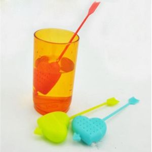 Colino da tè Una freccia attraverso un colino da tè a forma di cuore Infusore per tè in plastica materiale novità Utensili da tè multicolore invio casuale LXL1230