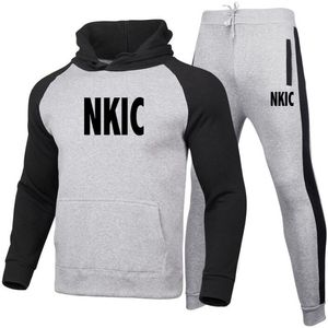 Högkvalitativ Casual NKIC-märke Mäns uppsättningar TRACKSUIT Fashion Hoodies Trouser 2PCS Sportkläder Spår Suit Joggers Man Plus Storlek S-XXXL