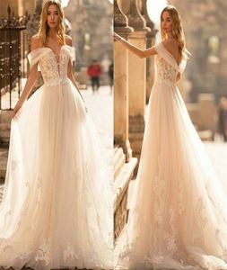 Ny Arrvail Beach Bröllopsklänningar Off-Shoulder Appliqued Lace Ruched Boho Sexig Backless Elegant Bridal Gowns Custom Made Robes de Mariée