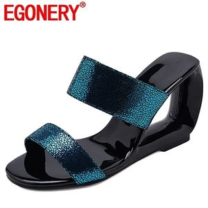 Egonery Kadın Terlik Sentetik Deri Moda Ayakkabı Açık Toe Yaz Yüksek Fretwork Topuk Katırları Takozlar Dış Slaytlar Artı Boyutu Y200423