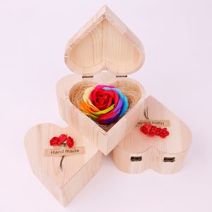 Scatola di legno a forma di cuore con fiore di San Valentino con regali di fidanzamento di nozze di sapone