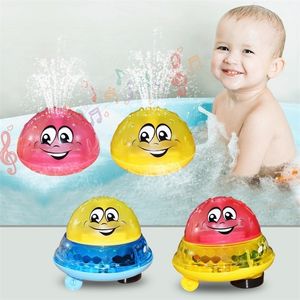 Bebek Sprey Su Banyosu Oyuncakları Yanıp Sönen LED Işık Duş Ile Döndürmek Bebek Yürüyor Müzik Topu Squirting Yağmurlama Banyo Oyuncakları LJ201019