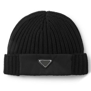 Tessile donna designer cappelli autunno/inverno nero triangolo rovesciato logo cuciture a maglia cappello freddo Berretto di lana uomo designer cappelli