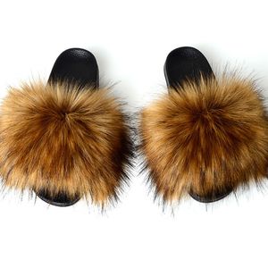 Faux räv hår tofflor kvinnor päls tvättbjörn fluffig reglage vinter söta kvinnor skor lägenheter stor storlek 45 grossist sandaler flip flops x1020