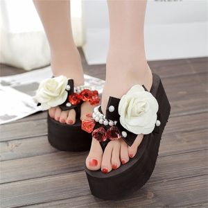 Ökande anti-landslide tjockt solade FIP-floppar Flower Beading Pearl Slide Slipers Wedge Heel Beach Slipper Y200423 GAI