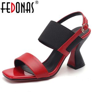 FEDONAS 여성 버클 스트랩 참신 샌들 여름 신발 1010 여자 진짜 가죽 간결한 샌들 이상한 스타일 하이힐 펌프