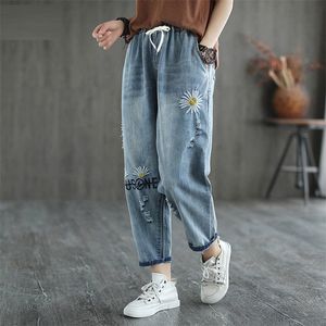 2020 Ny vår Korea Mode Kvinnor Elastisk Midja Lös Vintage Jeans Daisy Broderi Casual Denim Harem Byxor Plus Size LJ201029