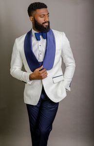 2020 Custom Made White Floral Rökning Jacka Navy Blå Lapel Slim Fit Groom Tuxedos Groomsmen Bästa Man Blazer Mens Bröllopskläder