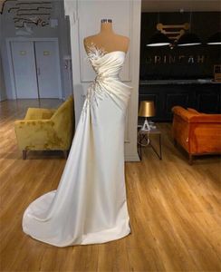 Pärlor Classic Mermaid Bröllopsklänningar Strapless Off Axel Feather Bridal Gown Custom Made Sequins Ruffles Sweep Train Robes de Mariée
