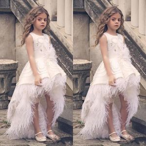 2021 New Cheap Feather Flower Girl Abiti per matrimoni Appliques pizzo senza maniche Senza maniche Abiti da passeggio a concollatura POMM BAMBINI Abiti da comunione