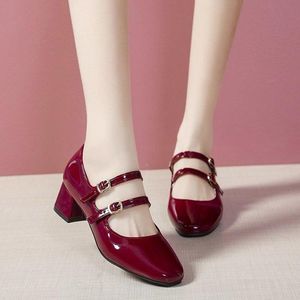 Модельные туфли 2022, весна-осень, женские туфли-лодочки Мэри Джейн из лакированной кожи с двойной пряжкой, туфли-лодочки в стиле ретро, женские туфли на высоком каблуке, черные, красные