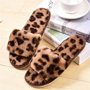 Leopardo impressão de pelúcia chinelos interiores mulheres casa algodão quarto sapatos inverno quente macio flip flop sy429 y201026 gai gai gai