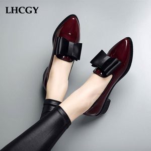 Plus Size 41 Spring Flats Damskor Bowtie Loafers Lackläder Eleganta låga klackar Slip On Skor Oxford Kvinnliga Skor 7583