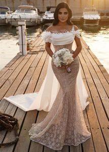 Elegante abito da sposa a sirena in pizzo con spalle scoperte e piume con mantella lunga Fiori Perle Abiti da sposa in rilievo Boho Beach Abiti da sposa sexy per spose 2022 Nuovo stile