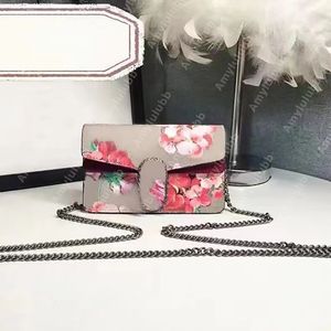 Designer väskor Klassisk väska Clutch Cross Body för kvinnor sliver kedja Axelväskor Lyx Flap handväska dam Kuvert Hästsko spänne handväska Brev