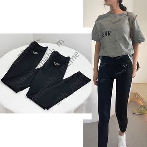 2022 frauen Hosen Mode Lässig Dreieck Metall Muster Gedruckt Hosen Schwarz Atmungsaktive Leggings Bequeme Klassische Frauen Capris