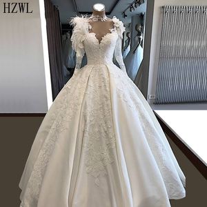 Eleganti abiti da sposa a sirena collo alto maniche lunghe applique su misura piume da corsa abiti da sposa lunghi fino al pavimento corte dei treni raso increspato tulle