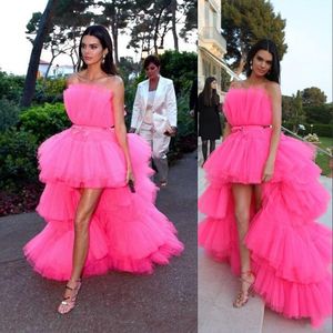 2023 Fuchsia High Low Cocktailkleider Trägerloses Partykleid mit Schärpe, abgestufte Kuchenröcke, Tüll, Promi-Kleider, Abschlussball-Abendkleider