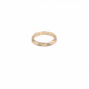 Flacher Ring mit gewellter Oberfläche, unregelmäßiger Abschnitt, modischer Stil, Umweltschutzmaterial, Gold, Silber, Rose, drei Farben optional
