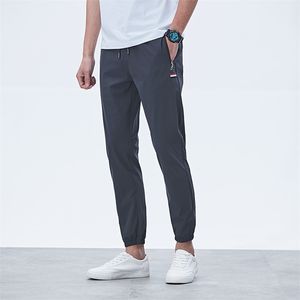 Sweatpants الرجال 2020 ربيع الخريف ركض السراويل مرونة الخصر sweatpants فضفاضة الرجال عارضة السراويل أوم المعتاد LJ201104