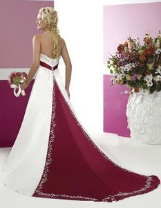 Vintage Bourgogne och vita bröllopsklänningar 2021 Retro stropplöst broderi svep tåg spetsar gotiska brudklänningar plus storlek299j