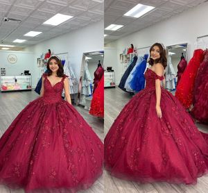 2022 Modest Glitter Tulle Borgogna Abiti Quinceanera Fiori Crystal Floral Applique Off spalle Puffy Prom Sweet 15 Girls Dress Party
