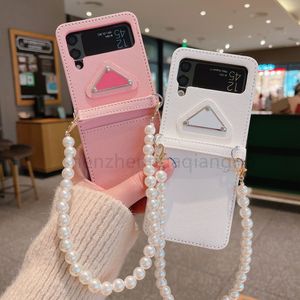 Modedesigner Telefonfodral för Samsung Galaxy Z Flip 4 3 Leather Cover Case Luxury Pearl Chain Wristband Women For Galaxy Z Flip2 1 ZFLIP3 5G