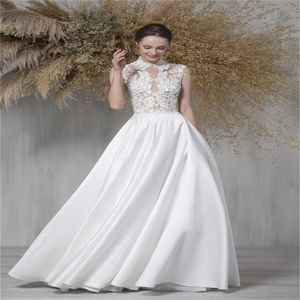 Nyaste Billiga Bröllopsklänningar High Neck Appliqued Lace Ruched Satin Bridal Gowns Sweep Train Hollow Back Robes de Mariée Custom Made