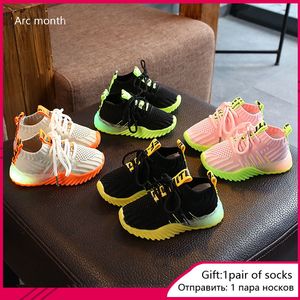 2020 Scarpe LED luminose per bambini antiscivolo per bambini Nuove scarpe per bambini Ragazzi e ragazze Moda Scarpe da ginnastica per ragazzi traspiranti 21-30 LJ200907