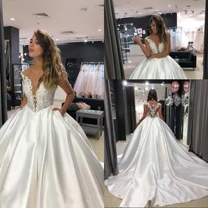 2021 Modern Ballgown Wedding Dresses Lace Applique Beaded Sweep Train Custom Made Sleeveless Illusion Satin Wedding Bridal Gown Vestidos