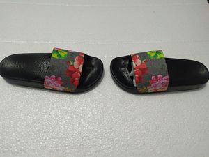 Nya kvinnor mode tofflor sandaler klassisk röd blå grön topp bred platt hala med tjocka sandaler slipper flip flops med blomma låda