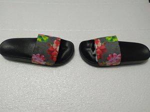 New Women Fashion Slippers Sandals Classic Red Blue Green Top Wide Flat Slippery With Thick Sandals Slipper Flip Flops With Flower Box