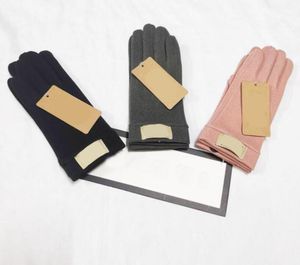 Classic Designer Varumärke Brev Skriv ut Tjockta handskar Mode Mens Womes Winter Outdoor Snowing Cashmere Cashmere Fem Fingers Mittens Antifreeze Glove