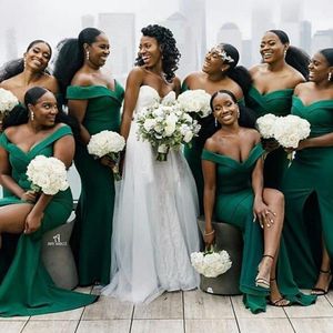 2021 Sexig African Emerald Green Off Shoulder Mermaid Bridesmaid Dresses Golvlängd Sida Split Garden Country Wedding Guest Gowns Maid of Honor Dress Plus Storlek