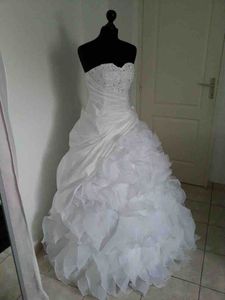 2022 Ball Gown Wedding Dresses Sweetheart Beads with Ruffled Country Bride Party Dress Satin Tulle Bridal Gowns280e