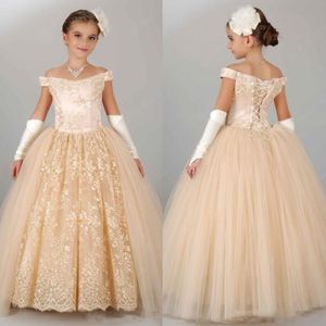 Zarif Işık Şampanya Uzun Çiçek Kız Elbise Düğün Parti Kapalı Omuz Dantel Aplikler Prenses Balo Pageant Törenlerinde Toddler Çocuklar Cemaat Elbise