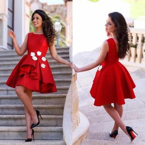 2021 röd prom klänningar kort satin ärmlös juvel nacke ruffles en linje handgjorda blommor skräddarsydda kvällsparty kappor vestidos