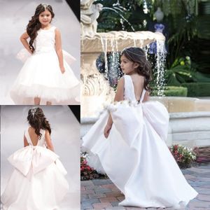 Härlig blommaflickor klänningar Bow Girl Pagant Gowns Vit Hög Låg För Bröllop Juvel Ärmlös Barn Communion Dress