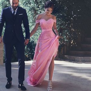 2021 Elegant Saudiarabien Rosa Prom Klänningar från axeln Sweetheart Lace Satin Engagement Dress Sexig Backless Long Formal Aftonklänningar