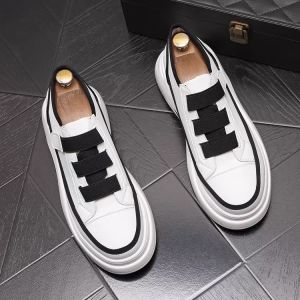 Mocassini da passeggio casual all'aperto vulcanizzati traspiranti con cuscino d'aria stile britannico abito da sposa scarpe da festa zeppe primavera autunno uomo sneakers in pelle bianca