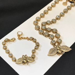 Collana da donna di design Fashion Lady Letter Design Bracciale Ciondolo ape con diamante per gioielli da colletto da donna