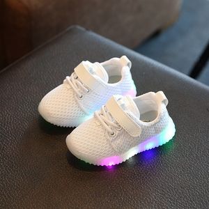 Scarpe per bambini di nuova moda con luce LED Scarpe per bambini Luminose Scarpe da ginnastica luminose Bambino Bambino Ragazzi Ragazze Scarpe LED Air Mesh Soft LJ201203